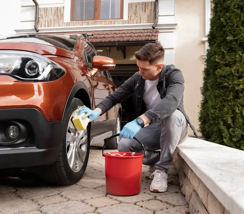 Lavage auto à domicile Angoustrine-Villeneuve-des-Escaldes : professionnel intervenant sur un véhicule